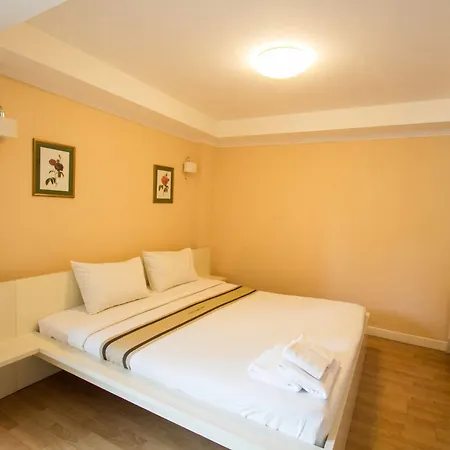 Triple Palms House Hotel